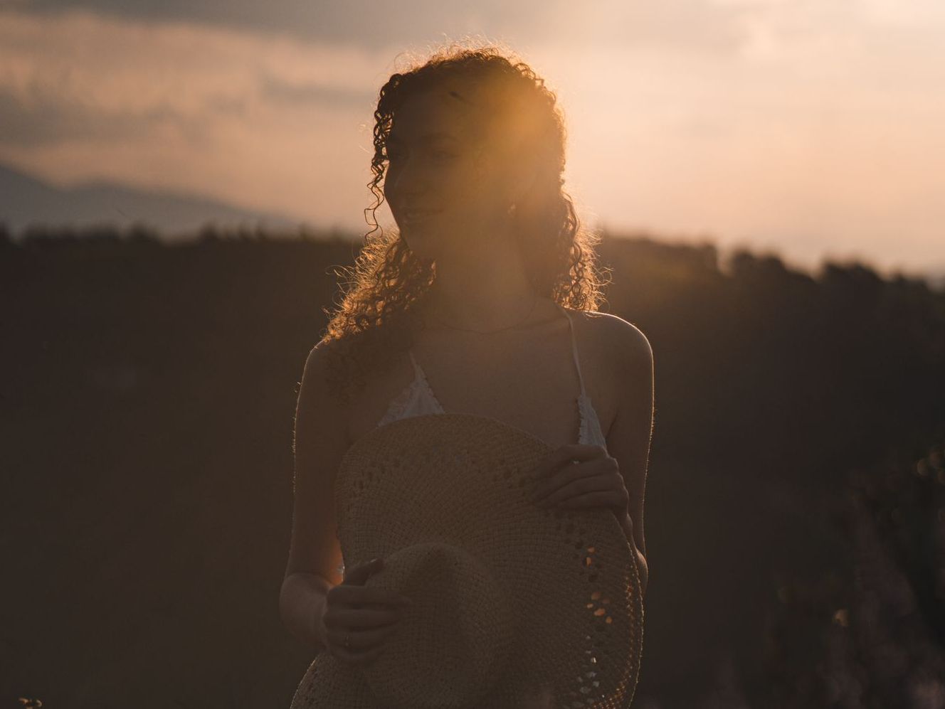 Ritratto controluce al tramonto sulle colline abruzzesi
